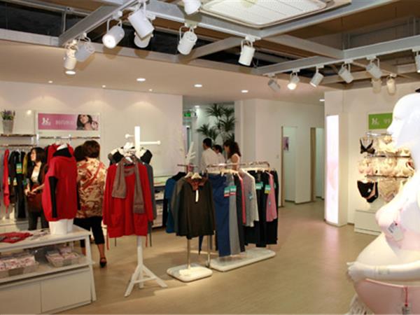爱葆童装店铺展示