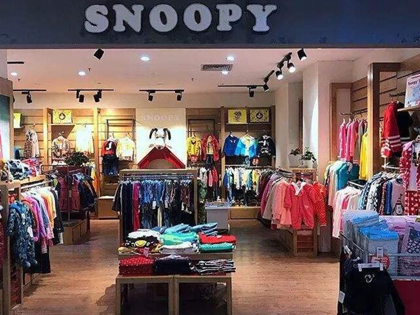 史努比童装店铺展示