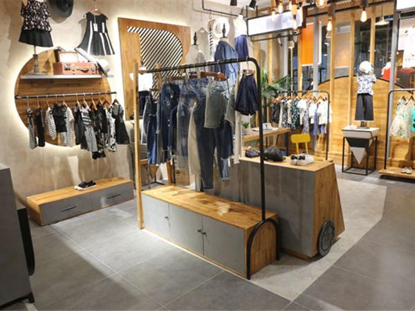 欧抱抱童装店铺展示