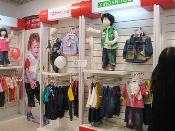 小石头童装店铺展示