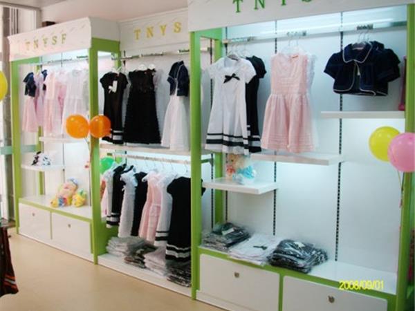 童妮谣童装店铺展示