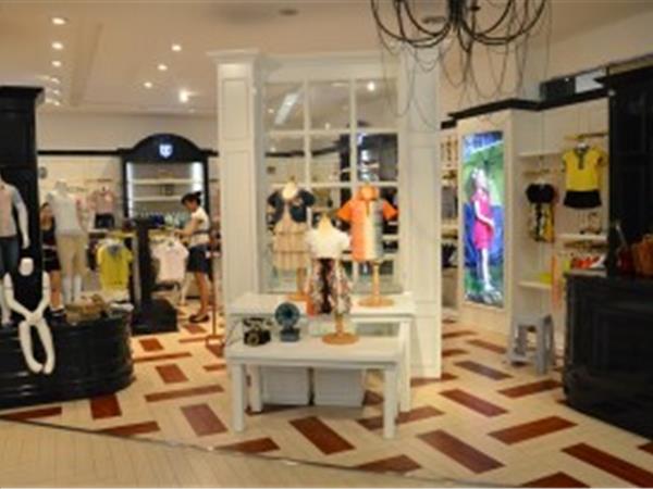 小百亨童装店铺展示