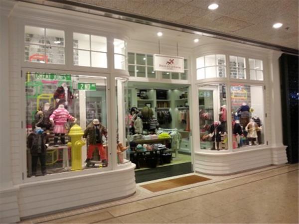 波仕童装店铺展示