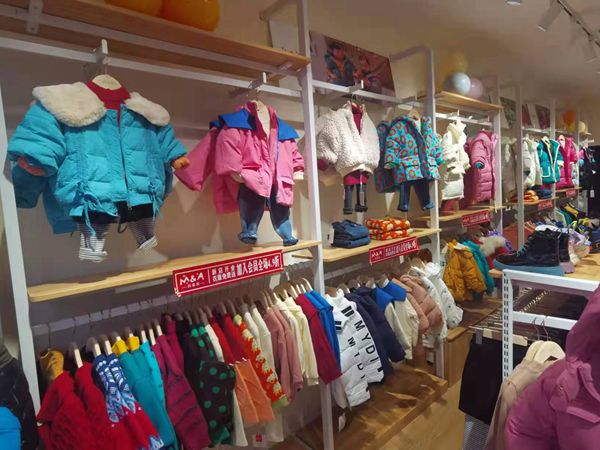 妈爱家童品童装店铺展示