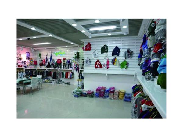 派哈多童装店铺展示