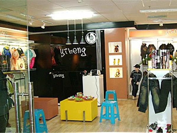 衣恒童装店铺展示