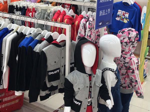 蓝精灵童装店铺展示