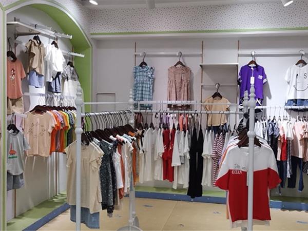 唯珂宝贝童装店铺展示