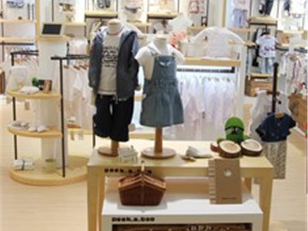 皮卡泡泡童装店铺展示