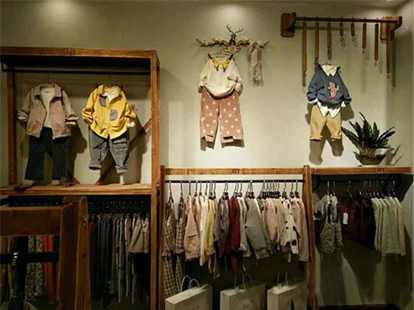 蚌蚌唐童装店铺展示