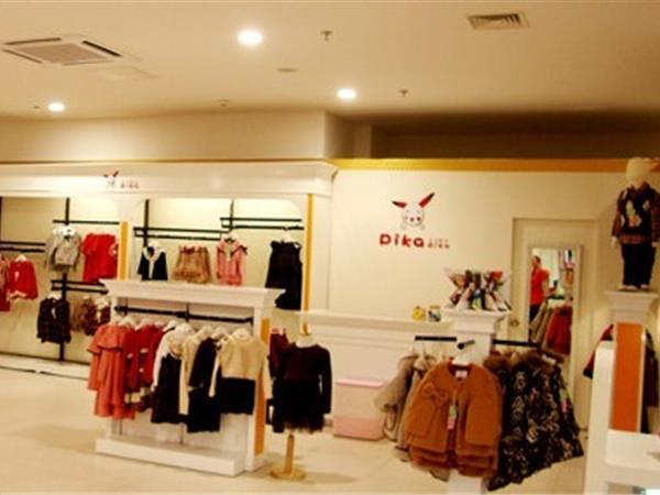 皮咔精灵童装店铺展示