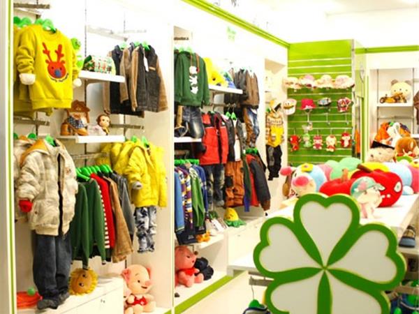 花鱼童话童装店铺展示