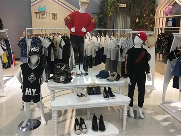 布童凡想童装店铺展示