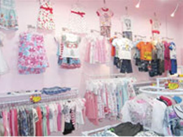 亲仔鹿童装店铺展示