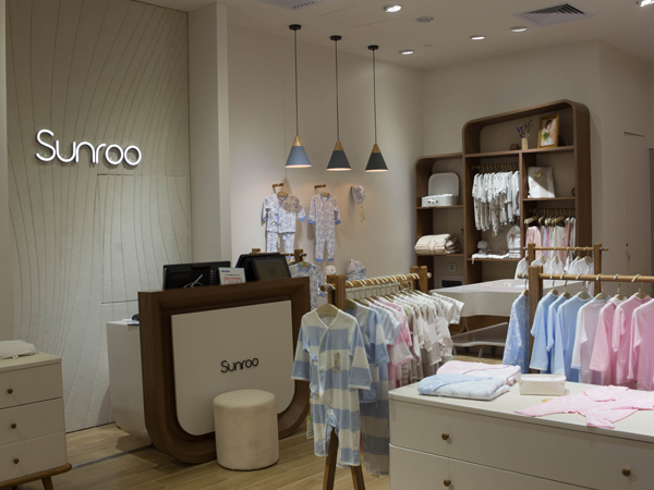 阳光鼠童装店铺展示