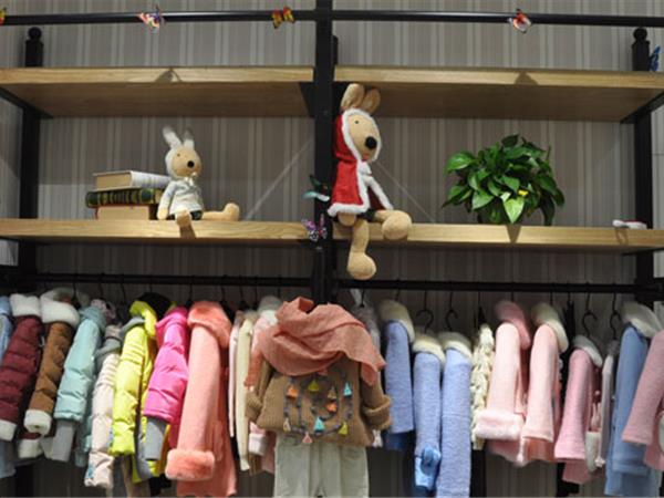 蝴蝶果童装店铺展示
