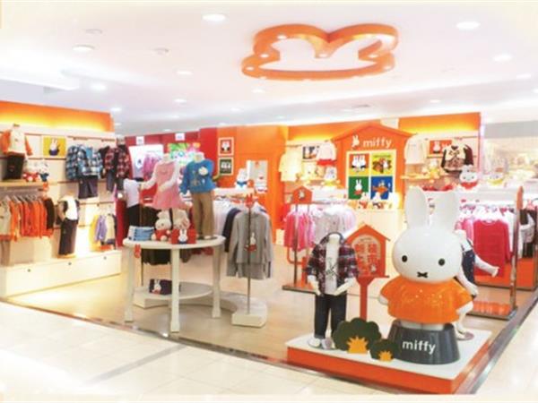 米菲童装店铺展示