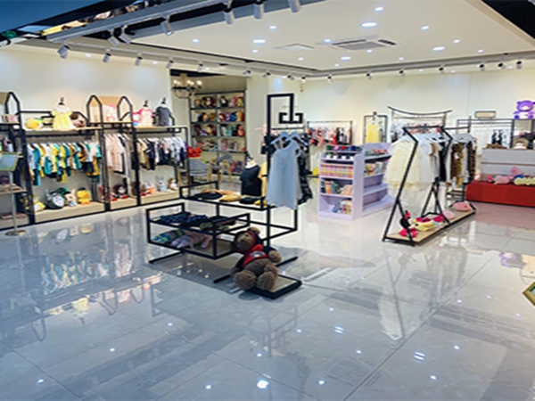 宠来宠趣童装店铺展示