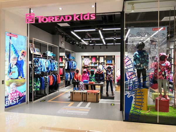 探路者童装店铺展示