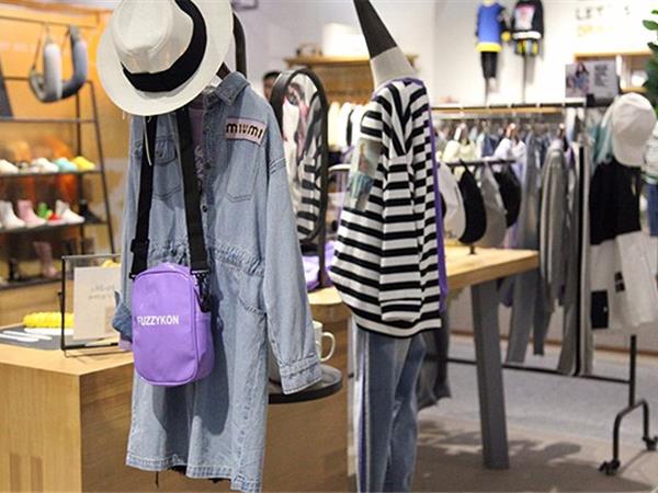 欧抱抱童装店铺展示