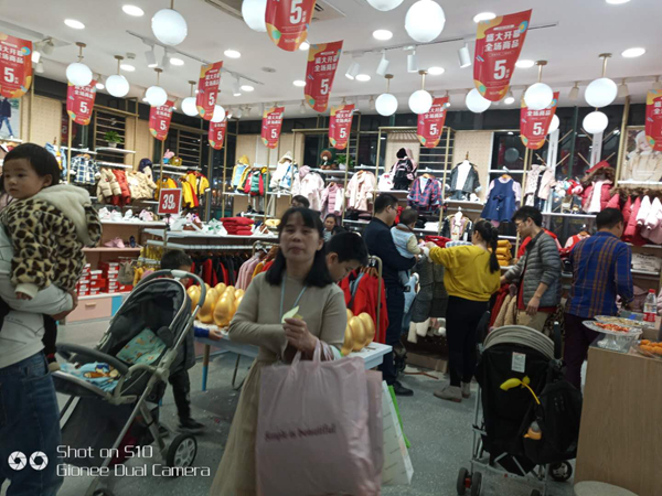 陌小样童装店铺展示
