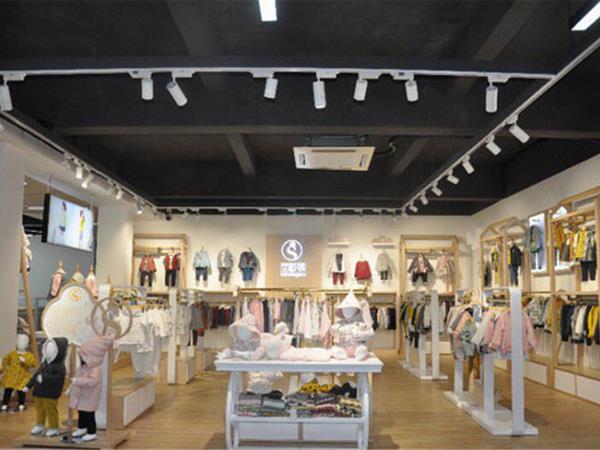 圣町顿童装店铺展示