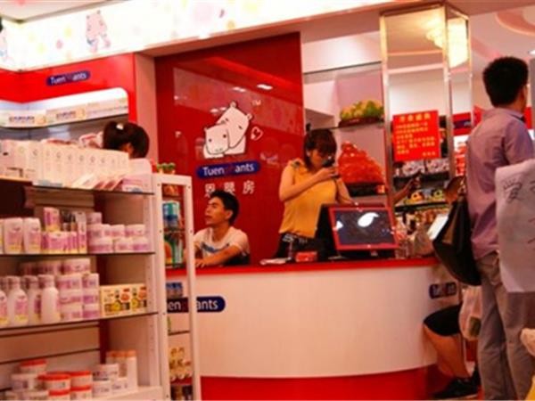 恩婴房童装店铺展示