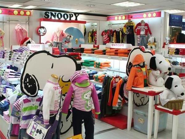 史努比童装店铺展示