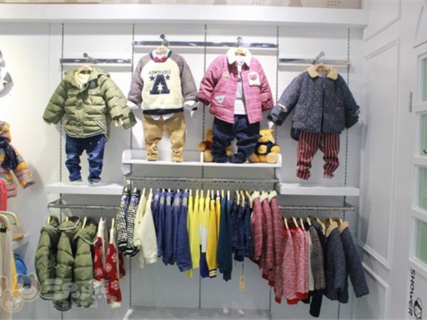 三只小熊童装店铺展示