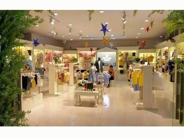 童话故事童装店铺展示
