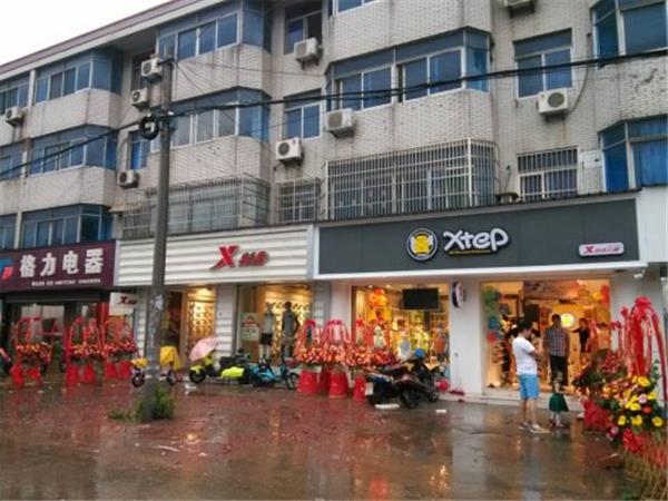 特步儿童童装店铺展示