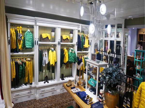 马骑顿童装店铺展示