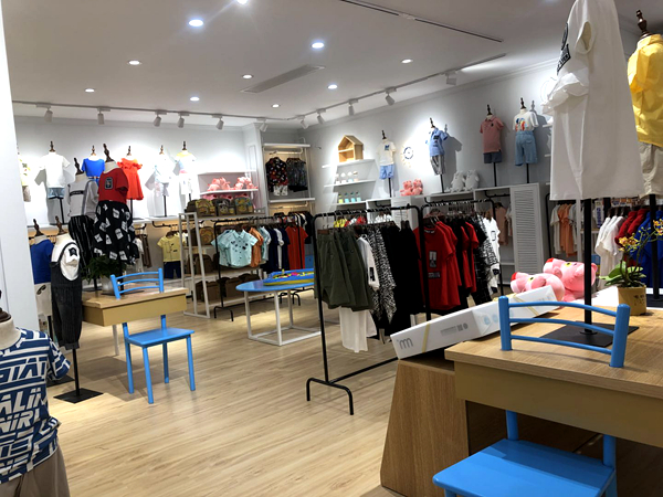 童品壹仓童装店铺展示
