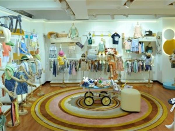 比比安童装店铺展示