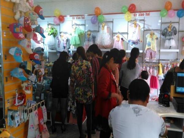 大小孩童装店铺展示