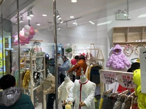 羽成扉童装店铺展示