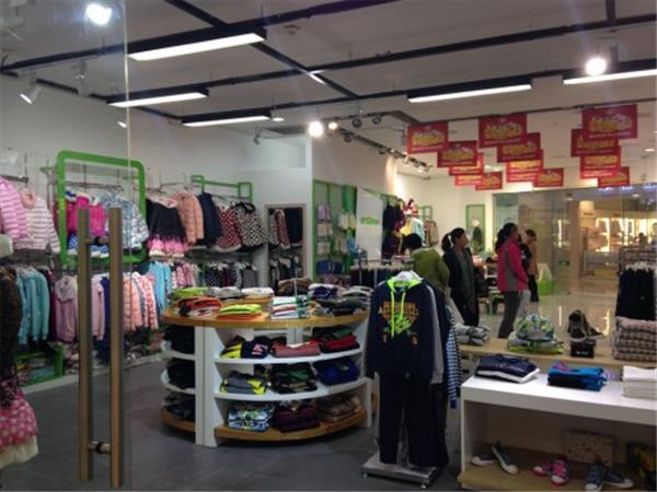 越位少年装童装店铺展示