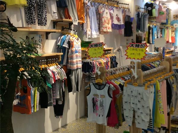 童翠屋童装店铺展示