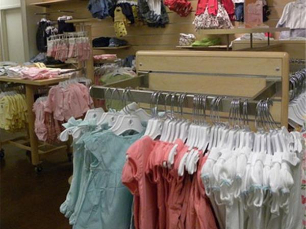 花鱼童话童装店铺展示