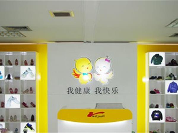 红翅鸟童装店铺展示
