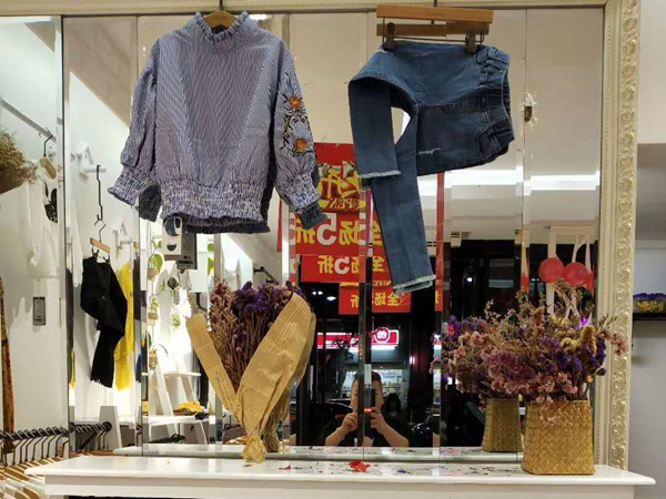木子童装店铺展示