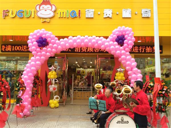 富贵咪奇童装店铺展示