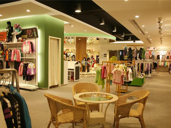 力果童装店铺展示