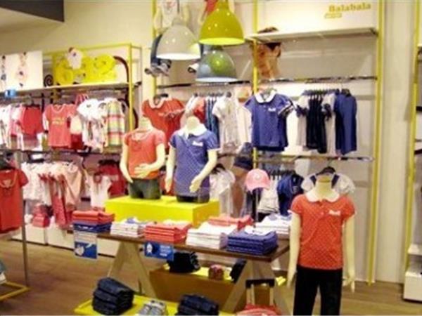 巴拉巴拉童装店铺展示
