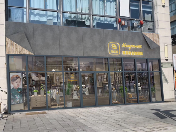 孩优美童装店铺展示