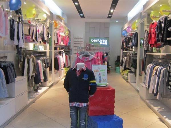 贝纳利童装店铺展示