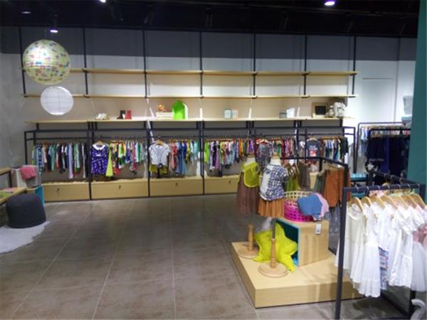 丛林的鱼童装店铺展示