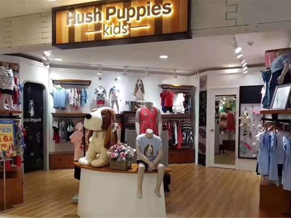 暇步士童装店铺展示