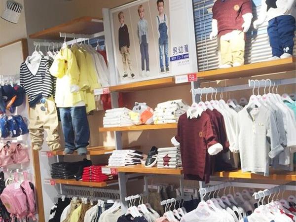 七彩摇篮童装店铺展示