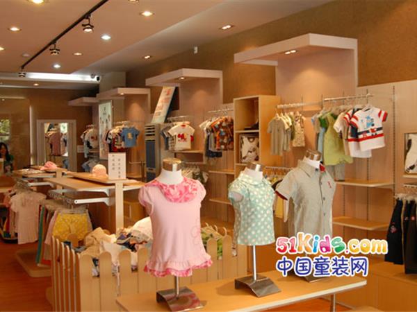风镜小鸭童装店铺展示